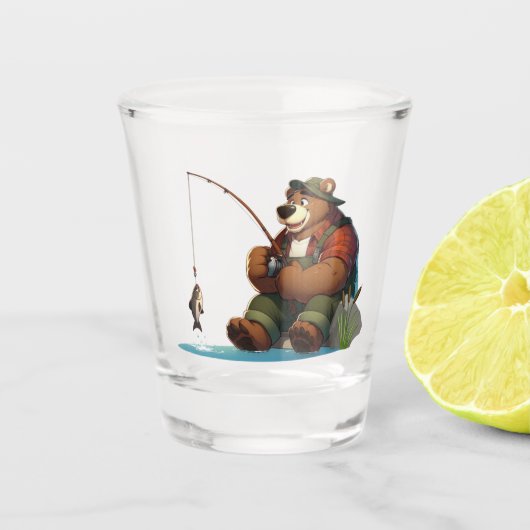 Niedlicher, draussen jagender Bär beim Fischen Schnapsglas (Vorderseite)