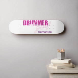 Niedlicher Drummer Girl Vorname Lila Grunge Text Skateboard