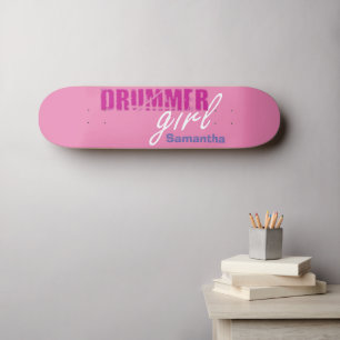 Niedlicher Drummer Girl Vorname Lila Grunge Text Skateboard