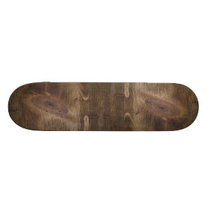 Niedlicher dunkler rustikaler knorriger hölzerner skateboard