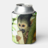 Niedlicher Eichhörnchenaffe, der einen Wafer Biscu Dosenkühler (Kanne Vorderseite)