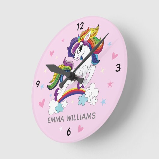 Niedlicher Einhorn-individuelle Name Rosa Mauer Runde Wanduhr (Winkel)