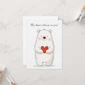 Niedlicher Eisbär, der ein rotes Herz umarmt - Lie Karte (Vorderseite/Rückseite Beispiel)