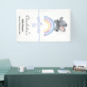 Niedlicher Elefant mit farbenfroher Rainbow Baby-D Banner (Messeveranstaltung)