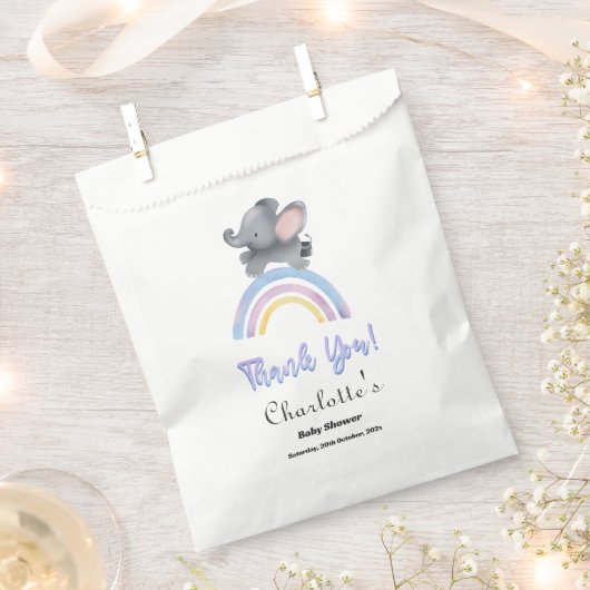 Niedlicher Elefant mit farbenfroher Rainbow Baby-D Geschenktütchen (Ausgeschnitten)