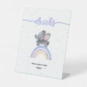 Niedlicher Elefant mit farbenfroher Rainbow Baby-D Sockelschild (Vorderseite)