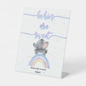 Niedlicher Elefant mit farbenfroher Rainbow Baby-D Sockelschild (Vorderseite)