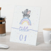 Niedlicher Elefant mit farbenfroher Rainbow Baby-D Sockelschild (In SItu)