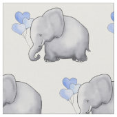 Niedlicher Elefant mit Herzen steigt Stoff (Nahaufnahme)