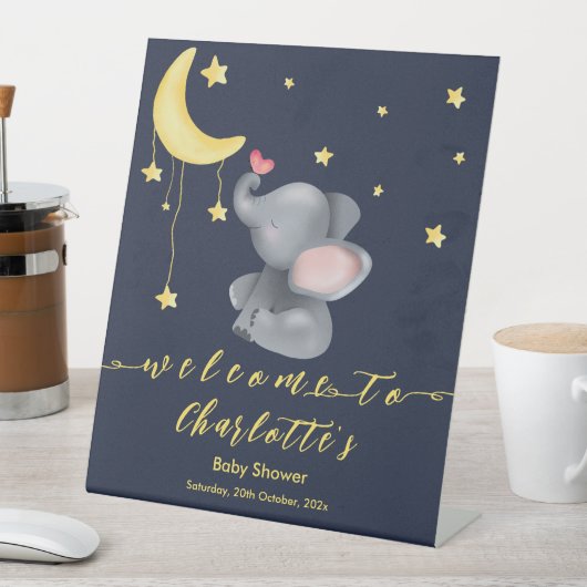 Niedlicher Elefant mit kleiner Schmetterlingsdusch Sockelschild (In Situ)