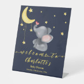 Niedlicher Elefant mit kleiner Schmetterlingsdusch Sockelschild (Vorderseite)