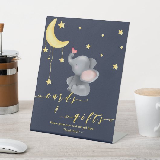 Niedlicher Elefant mit kleiner Schmetterlingsdusch Sockelschild (In SItu)