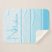 Niedlicher Elegant Custom Baby Blue Monogram Name Sherpadecke (Vorderseite (Horizontal))