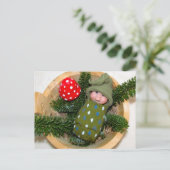 Niedlicher Elf auf Pine mit Toadstool: Polymerschi Postkarte (Stehend Vorderseite)