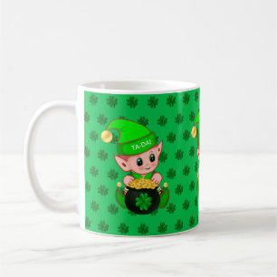 Niedlicher Elf, Goldmünzen und Glücksklee auf grün Kaffeetasse