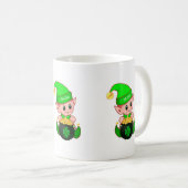 Niedlicher Elf mit einem Goldtopf und glücklichem Kaffeetasse (VorderseiteRechts)