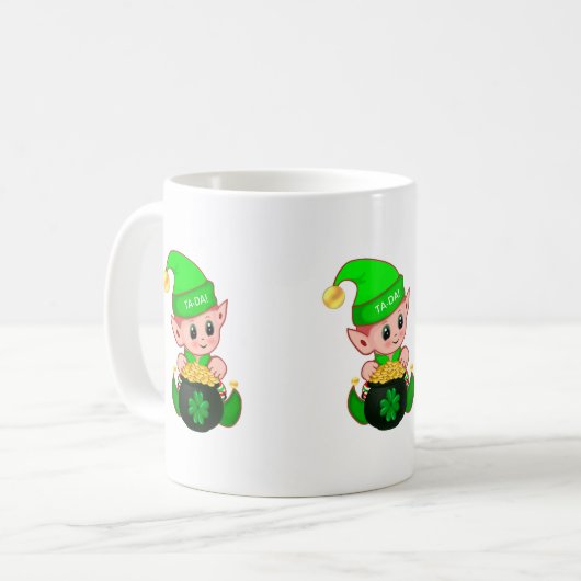 Niedlicher Elf mit einem Goldtopf und glücklichem Kaffeetasse (Vorderseite Links)