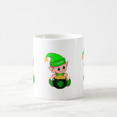 Niedlicher Elf mit einem Goldtopf und glücklichem Kaffeetasse (Mittel)