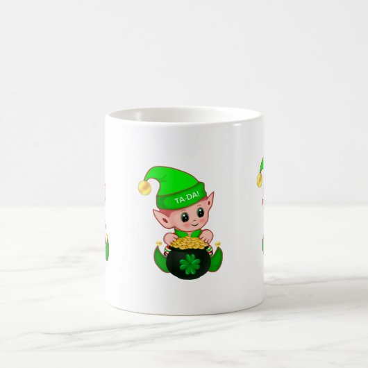 Niedlicher Elf mit einem Goldtopf und glücklichem Kaffeetasse (Mittel)