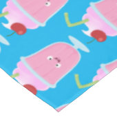 Niedlicher Erdbeereis Sundae Cartoon Tischdecke (Schrägansicht)