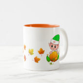 Niedlicher Erntedank Elf mit Pumpkin & Herbstlaubs Zweifarbige Tasse (VorderseiteRechts)