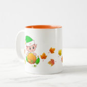 Niedlicher Erntedank Elf mit Pumpkin & Herbstlaubs Zweifarbige Tasse (Vorderseite Links)