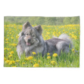 Niedlicher Eurasier Hund in einer Wiese blühende L Kissenbezug (Rückseite)