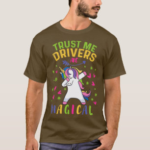 Niedlicher Fahrer spendet ein magisches Geschenk D T-Shirt