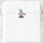 Niedlicher Fall Gnome mit Kaffee-Tasse Runder Aufkleber (Tasche)