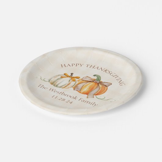 Niedlicher Familienname Pumpkin Bows Erntedank Pappteller (Schrägansicht)