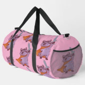 Niedlicher Fantasy-Waschbärkrieger mit Schwert und Duffle Bag (Rechte Ecke)