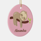 Niedlicher Faultier auf dem Baum Kawaii auf rosa Keramik Ornament (Rechts)