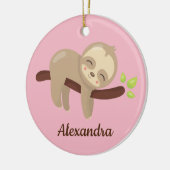 Niedlicher Faultier auf dem Baum Kawaii auf rosa Keramik Ornament (Links)