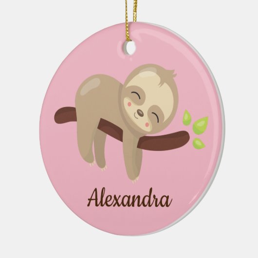 Niedlicher Faultier auf dem Baum Kawaii auf rosa Keramik Ornament (Links)