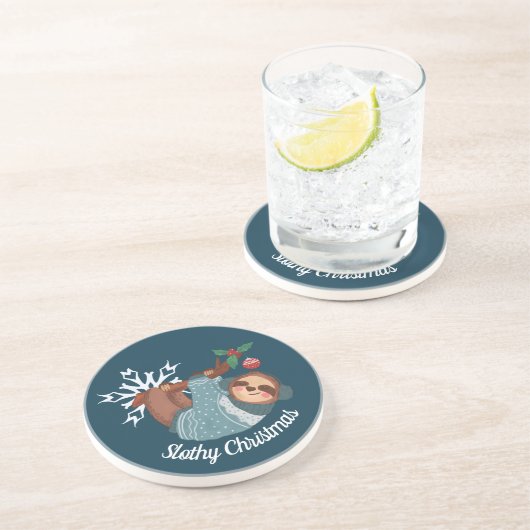 Niedlicher Faultier im Pullover für ein zartes Wei Getränkeuntersetzer (Seite)