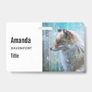 Niedlicher Fellfuchs auf blauem Grunge-Hintergrund Ausweis