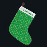 Niedlicher festlicher Retro-Muster Grün Personalis Kleiner Weihnachtsstrumpf<br><div class="desc">Niedliches festes Retro-Muster Grün Personalisierter Name Kleiner Weihnachtsmann Strumpf</div>