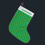Niedlicher festlicher Retro-Muster Grün Personalis Kleiner Weihnachtsstrumpf<br><div class="desc">Niedliches festes Retro-Muster Grün Personalisierter Name Kleiner Weihnachtsmann Strumpf</div>