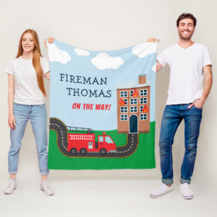 Niedlicher Feuerwehrmann und Feuerwehrwagen mit Na Fleecedecke