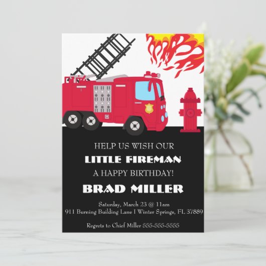Niedlicher Feuerwehrmann zum Geburtstag Einladung (Stehend Vorderseite)