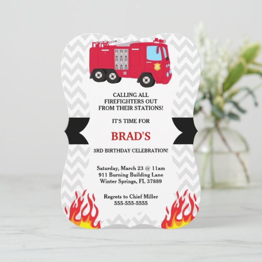 Niedlicher Feuerwehrmann zum Geburtstag Einladung (Stehend Vorderseite)