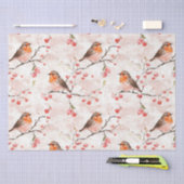 Niedlicher Finkenvogel auf schneebedecktem Winterb Seidenpapier (Handwerk)