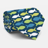 Niedlicher Fisch unter dem maritimen Fangmuster Krawatte (Gerollt)