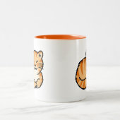 niedlicher flaumiger Ingwer und weiße Katze Zweifarbige Tasse (Mittel)