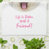 Niedlicher Fluffy Hund mit einer Katze auf seinem Geschirrtuch (Gefaltet)