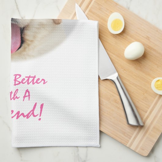 Niedlicher Fluffy Hund mit einer Katze auf seinem  Geschirrtuch (Viertel Falte)