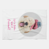 Niedlicher Fluffy Hund mit einer Katze auf seinem Geschirrtuch (Horizontal)