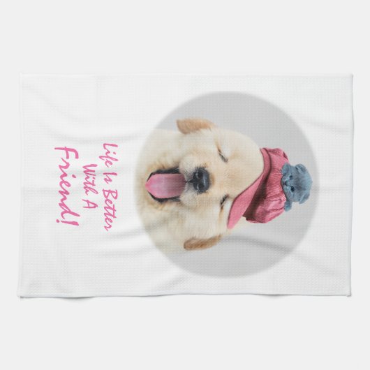 Niedlicher Fluffy Hund mit einer Katze auf seinem  Geschirrtuch (Horizontal)
