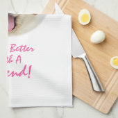 Niedlicher Fluffy Hund mit einer Katze auf seinem  Geschirrtuch (Viertel Falte)