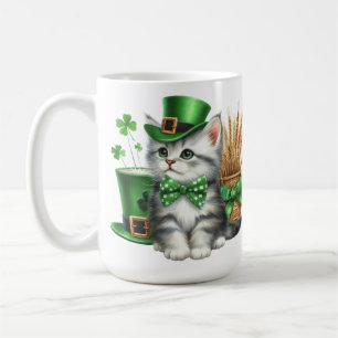 NIEDLICHER FLÜFFY KITTEN IM IRISCHEN HAT KAFFEETASSE